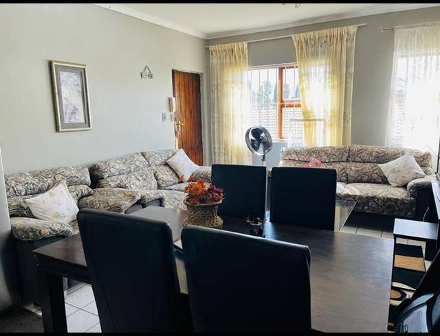 2 BEDROOM APARTMENT FOR SALE IN GLEN MARAIS